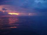 Sonnenunter-mit-Gewitte-plus-Blitz-auf-dem-IndischenOzean